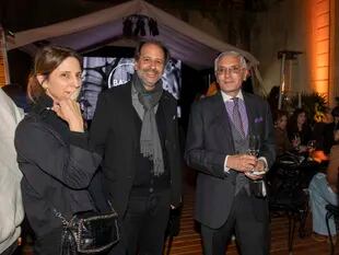 Andrés Gribnicow, director ejecutivo de la Asociación Amigos del Museo Nacional de Bellas Artes, acompañado por su esposa, Erica Rubinstein, y el coleccionista Esteban Tedesco 