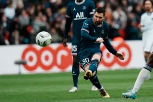 Lionel Messi del PSG remata durante el partido contra Burdeos en la liga francesa, el domingo 13 de marzo de 2022. (AP Foto/Thibault Camus)