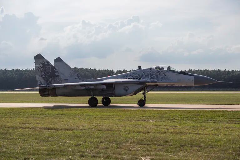 Un MIG-29 en la base Malacky-Kuchyna Air, en Kuchyna, Eslovaquia. (Jaroslav Novak/TASR via AP, File)