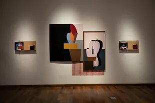 Hermosas pinturas de Cristina Schiavi: acrílicos con azulejos, madera terciada y un mantel

