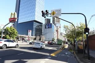 En la Avenida del Libertador y Campos Salles, en Núñez, un cartel indica el comienzo del sistema adaptativo, con semáforos inteligentes que pueden modificar su ciclo