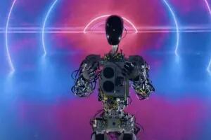 Optimus, el robot humanoide que Elon Musk quiere vender a un precio “accesible”