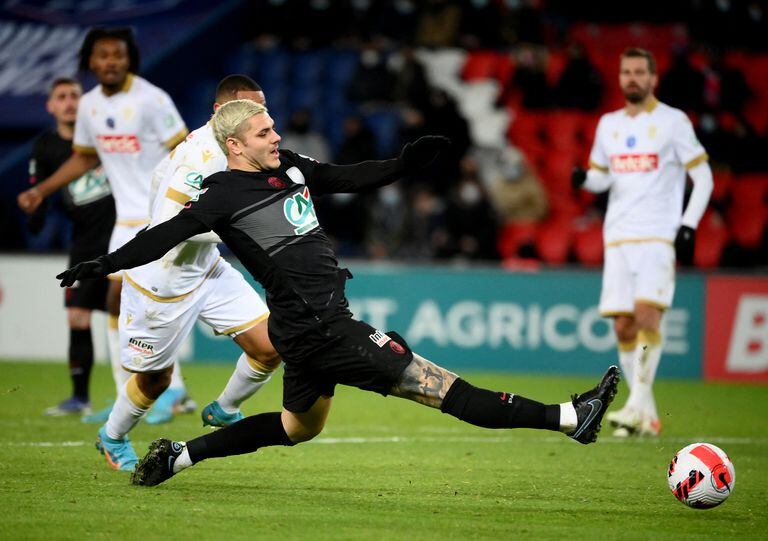 Mauro Icardi se estira para alcanzar el balón; otra floja tarea del delantero argentino, reemplazado por Mbappé