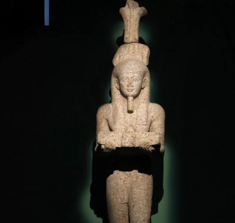 La statue en granit du dieu égyptien Hobby, qui révélait la crue annuelle du Nil, a été récupérée par des plongeurs en 2001.