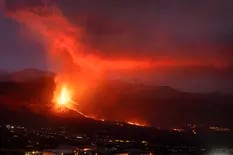 Más temblores, chorros de lava de 600 metros y emisiones de dióxido de azufre en el volcán de Canarias