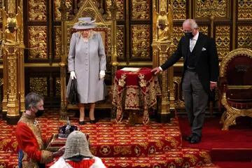 La Apertura Estatal del Parlamento es donde la reina Isabel II cumple su deber ceremonial de informar al Parlamento sobre la agenda del gobierno para el próximo año