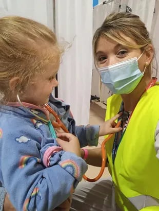 Una niña ucraniana juega con una de las médicas argentinas en un centro de refugiados