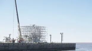 En la punta del espigón Puerto Argentino se ve la estructura tubular que rodea el monumento a Cristóbal Colón