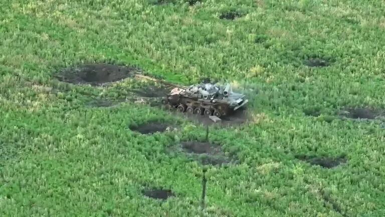 Schockierendes Video: die letzten Momente des „Lebens“ eines russischen Panzers vor der Explosion