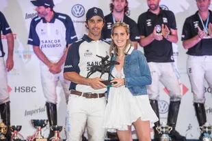 Por primera vez en La Dolfina, Mac Donough recibió el premio Gonzalo Heguy al jugador más valioso de la final de Palermo; se lo entregó Jesús Heguy, la hija del recordado polista de Indios Chapaleufú.