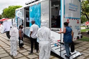 Foto de julio de un programa de vacunación contra el covid-19 dirigido a "habitantes de calle" en la capital costarricense