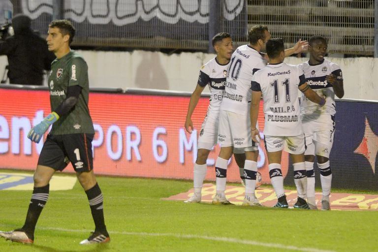 Johan Carbonero festeja su gol durante el partido que disputan Gimnasia y Esgrima de La Plata y Newell's Old Boys de Rosario.