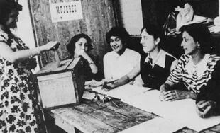 Mesa de mujeres en los primeros comicios donde pudieron votar