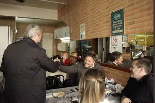 El almuerzo de Alberto Fernández y Leandro Santoro en una parrilla en Boedo