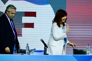 El Presidente Alberto Fernández y la vicepresidenta Cristina Fernández de Kirchner en el acto por los 100 años de YPF en Tecnópolis
