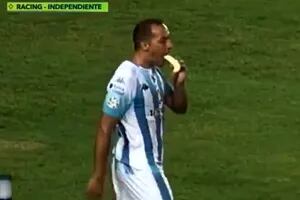 Racing: la banana que el Chelo Díaz comió antes de marcar el gol del triunfo