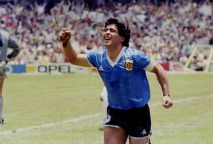 Diego Maradona empieza a sentir la euforia y la gloria; detrás sufren Shilton y Butcher (tapado).
