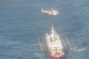 Prefectura realizó la aeroevacuación de un marinero que se descompensó en un buque potero en alta mar