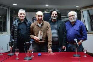 Abel Gilbert, Marcelo Cohen (con el premio La Rosa de Cobre), Maximiliano Papandrea y Juan Sasturain