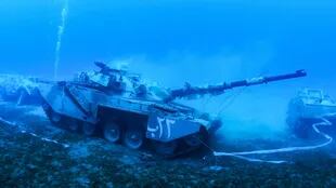 Tanque de guerra de las Fuerzas Armadas de Jordania se encuentra en el lecho marino del Mar Rojo, frente a la costa de la ciudad portuaria sur de Aqaba, como parte de un nuevo museo militar submarino, Jordania