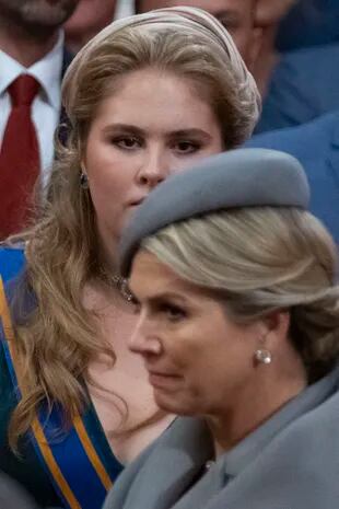 Mother And Daughter At The Royal Theater (Ap Photo/Peter Dejong)