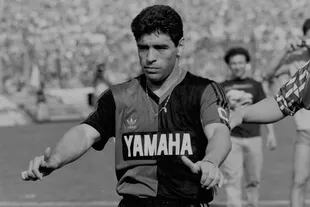 Muy breve, de apenas tres partidos oficiales, fue el paso de Maradona por Newell´s Old Boys; más que por lo que les entregó en la cancha, los hinchas leprosos le rinden pleitesía por haber elegido a su club para volver a jugar en el país, en 1993.
