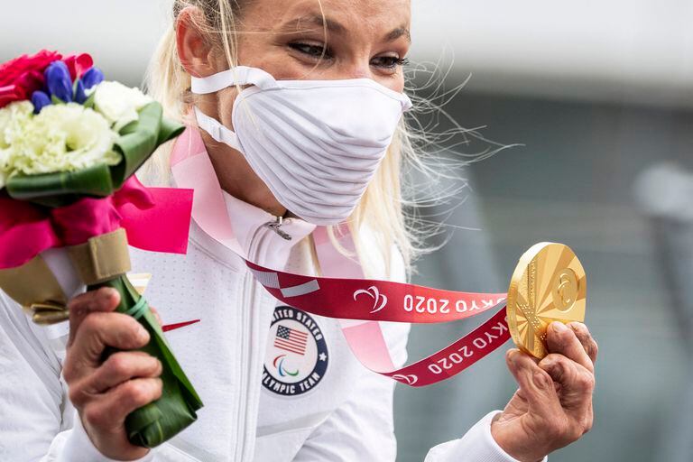 La felicidad de Oksana Masters, luego de ganar la medalla de oro en la contrarreloj individual H4-5 de ciclismo de ruta femenino, durante los Juegos Paralímpicos de Tokio 2020
