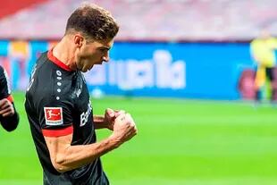 Lucas Alario gritando un gol con Bayer Leverkusen