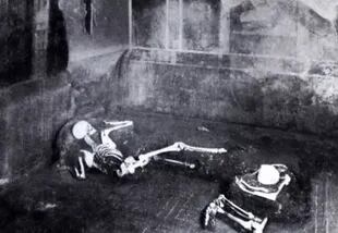 Una foto de 1934 de restos de dos personas encontrados en la Casa del Artesano, en Pompeya