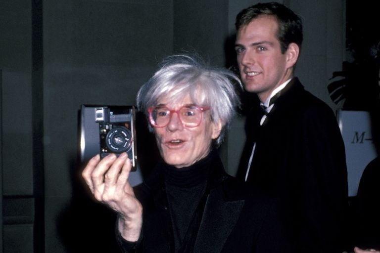 Jed Johnson y Andy Warhol durante la 14ª Exposición Anual de Disfraces a beneficio "Disfraces de la India" en el Museo Metropolitano de Arte en la ciudad de Nueva York