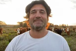 El productor Alejandro de Tezanos Pinto en su establecimiento ganadero en Entre Ríos, detrás su rodeo de vacas de cría