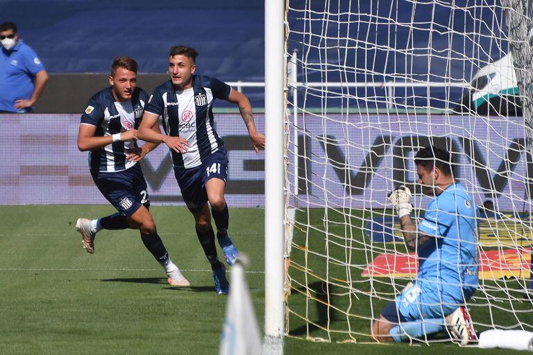 Nahuel Tenaglia ya convirtió el primer gol de Talleres, que venció por 4-1 a Rosario Central; Jorge Broun sufre en el arco de los rosarinos.