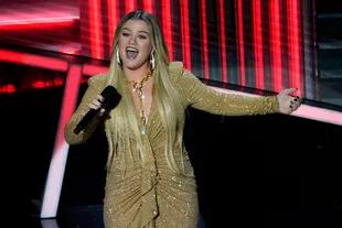 La presentadora de los Billboard Music Awards, Kelly Clarkson 