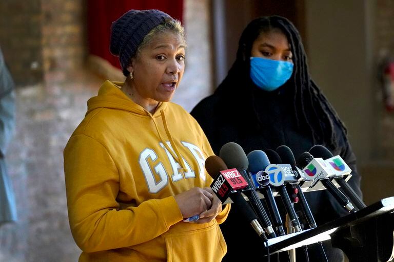 Cheri Warner, a la izquierda, acompañada de su hija Brea, hacen un llamado al distrito escolar de Chicago y al sindicato de maestros a concentrarse en que los estudiantes regresen a las aulas, el lunes 10 de enero de 2022, en Chicago. (AP Foto/Charles Rex Arbogast)