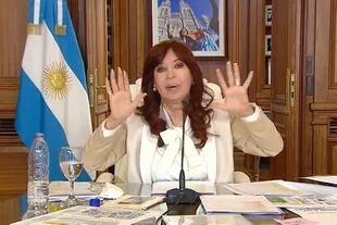 Cristina Kirchner se defendió por redes sociales durante 90 minutos