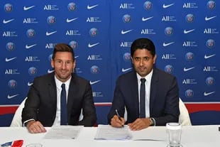Lionel Messi firma su contrato de 2 años con el presidente de PSG, Nasser Al Khelaïfi