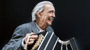 Juan Gelman: el poeta argentino con instrumento argentino.