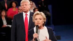 En el segundo debate presidencial, Donald Trump y Hillary Clinton ya no estaban detrás de un atril, sino caminando y recibiendo preguntas de los moderadores y el público.