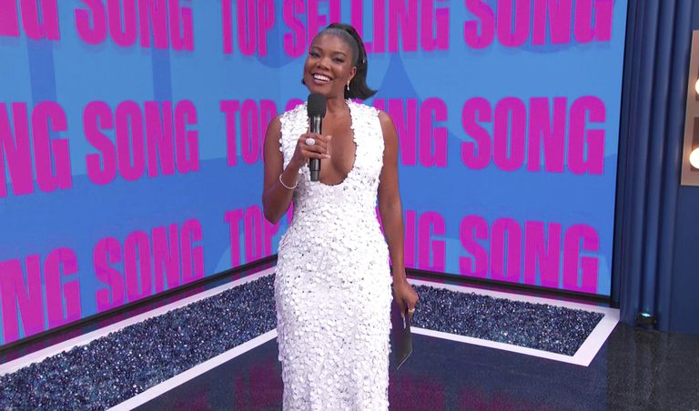 De punta en blanco, Gabrielle Union presentó el premio a la canción más vendida
