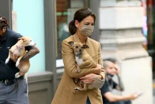 ¡De pronto flash! Los paparazzi encontraron a Katie Holmes por las calles de Nueva York paseando con su perro