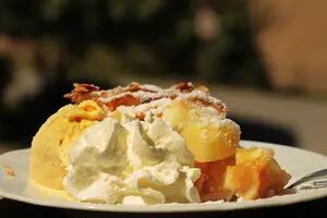 Compota de manzanas y arándanos con crema de almendras