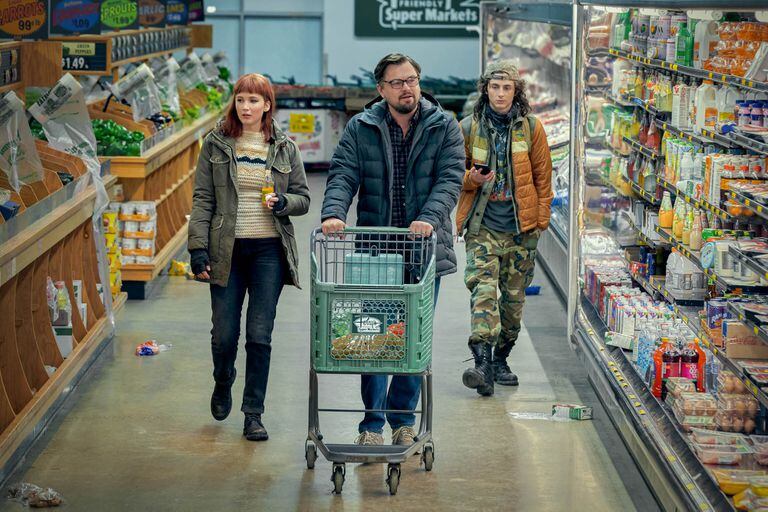 Jennifer Lawrence (Kate Dibiasky), Leonardo DiCaprio (Dr. Randall Mindy) y Timothée Chalamet (Yule), de compras antes que todo termine.