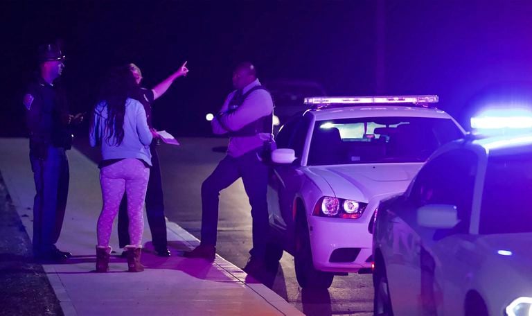 Una donna parla alla polizia vicino al FedEx Center dopo una sparatoria a Indianapolis, Indiana, venerdì 16 aprile 2021. 