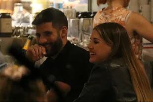 Micaela y el jugador de Boca, Licha López, disfrutando de una rica cena en Il Faro