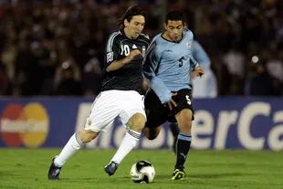 El 14 de octubre de 2009 la Argentina se aseguró la clasificación para el Mundial de Sudáfrica con una victoria por 1-0 en Montevideo, pero LA NACION calificó con un 4 a Messi  