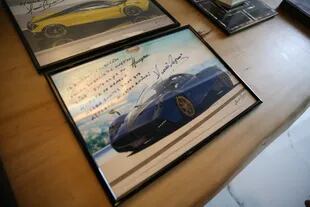 Un cuadro con dedicatoria del reconocido diseñador de autos Horacio Pagani
