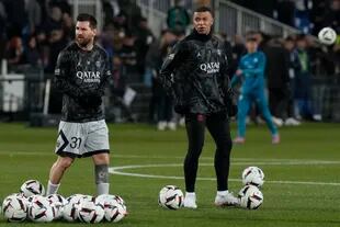 Lionel Messi y Kylian Mbappe comparten equipo, el PSG, pero del Mundial de Qatar 2022 y de la final con Francia casi no se habla. 