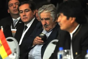 El presidente de Uruguay, José Mujica, durante la reunión del Mercosur. A su izquierda, su par de Bolivia, Evo Morales