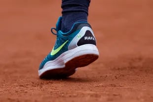 El número 13 en la zapatilla de Nadal, por la cantidad de títulos en Roland Garros.