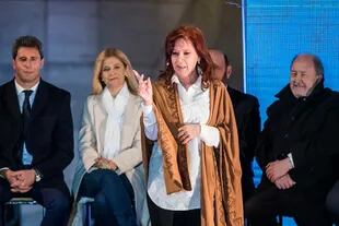 La primera en hablar fue Cristina Kirchner. "Estoy muy contenta de estar otra vez en Rosario frente al monumento de la bandera"